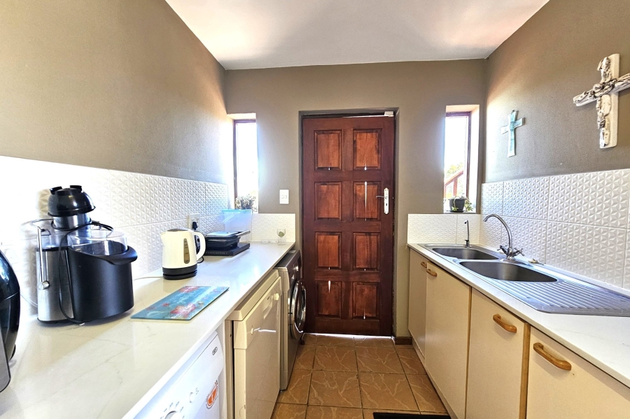 6 Bedroom Property for Sale in Paradise Beach Eastern Cape